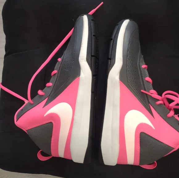 Nike - Picture 3 of 16